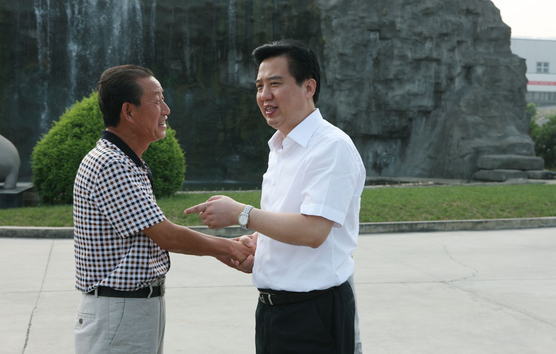 2012年8月，宜昌市委書(shū)記黃楚平與東圣董事長(zhǎng)親切交談。 