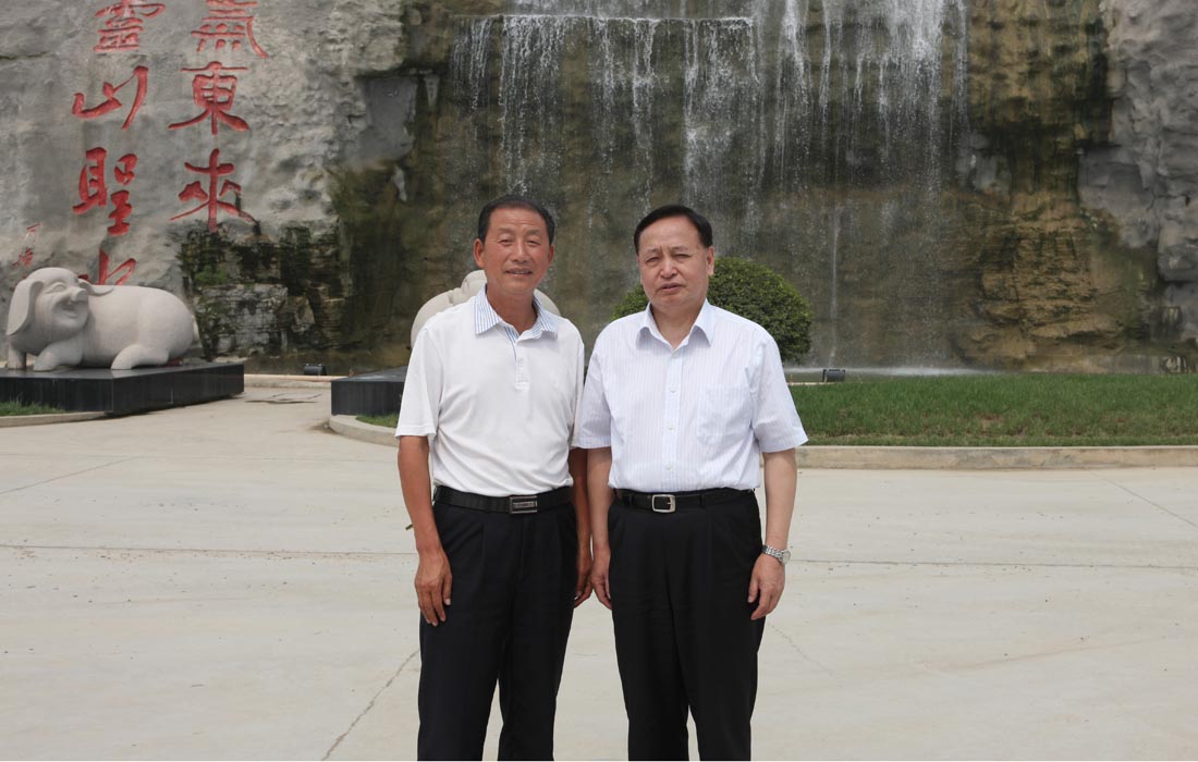 2010年5月，湖北省委書(shū)記羅清泉與東圣董事長(zhǎng)合影。